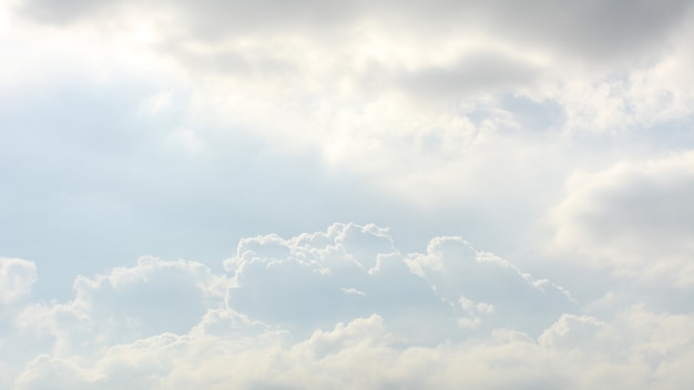 Cielo azul con nubes en verano - fondo