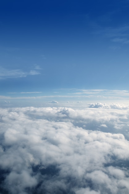 Cielo azul nubes vista desde avión de avión