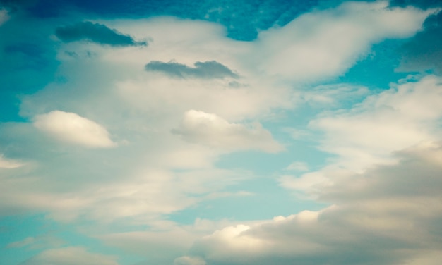 Cielo azul y nubes de volumen blanco naturaleza