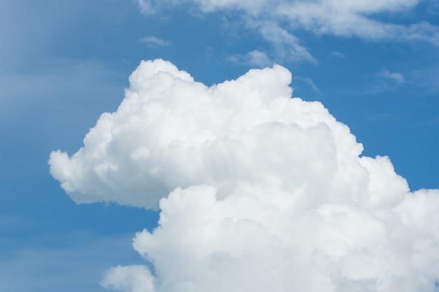 Cielo azul y nubes