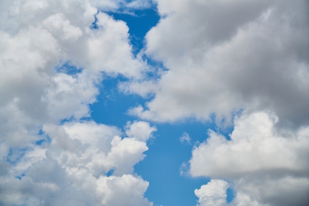 Cielo azul con nubes