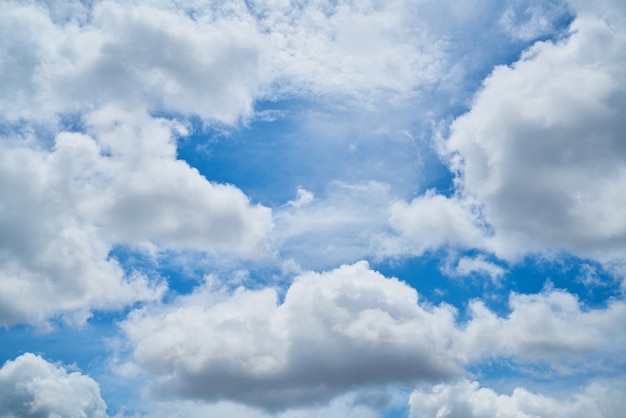 Cielo azul con nubes