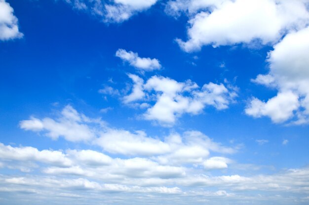 Cielo azul con nubes