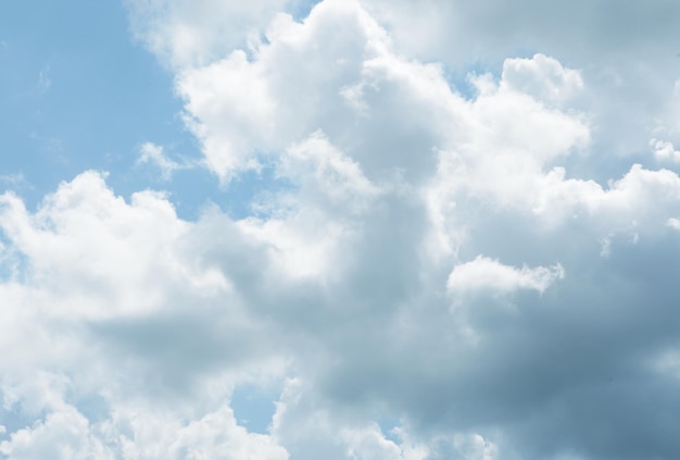 El cielo azul y las nubes