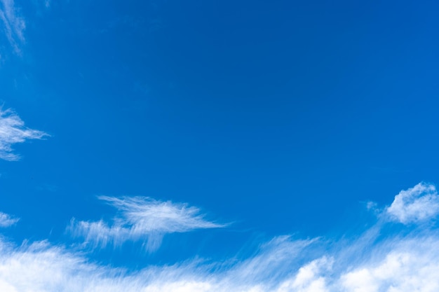 Foto un cielo azul con nubes en él