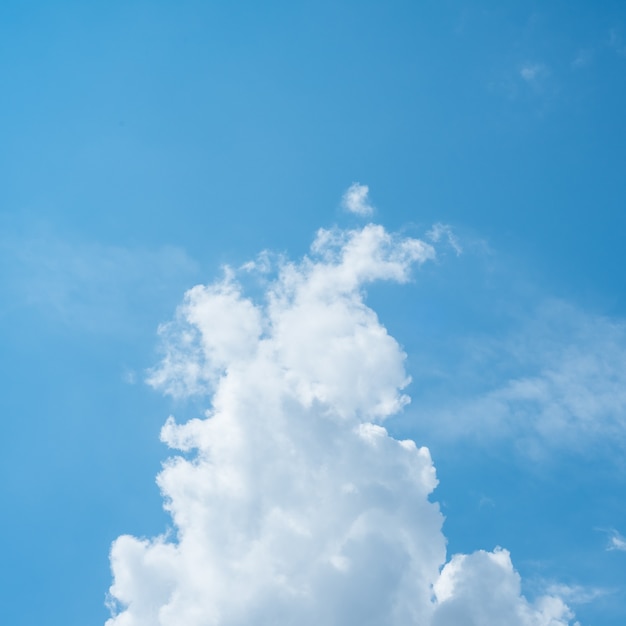 Cielo azul con nubes