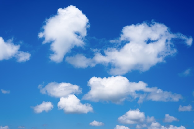 Foto cielo azul con nubes