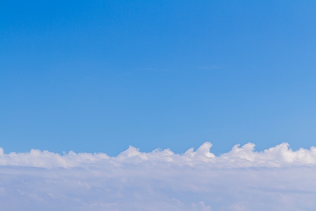 Cielo azul con nubes