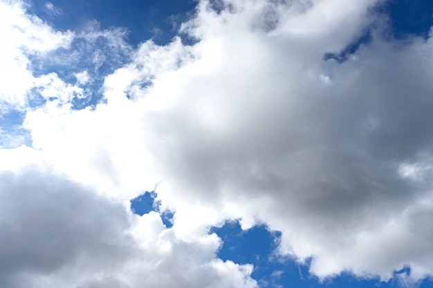 Cielo azul con nubes