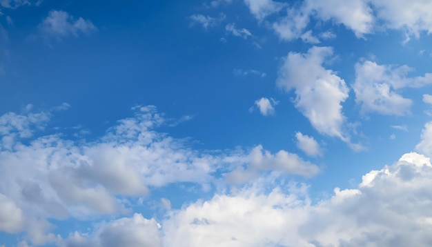 Cielo azul con nubes