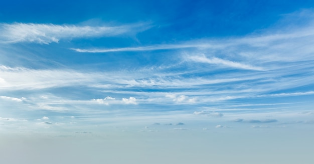 Cielo azul con nubes