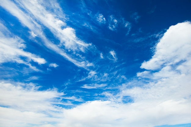 Cielo azul con nubes