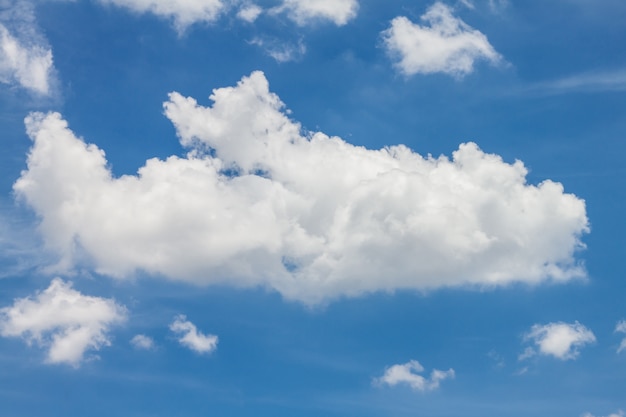 Foto cielo azul con nubes