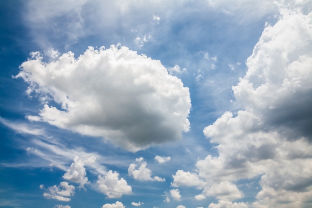 Cielo azul con nubes