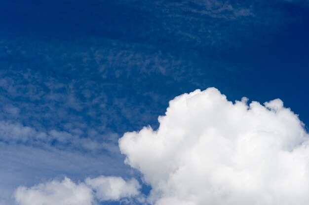 Cielo azul y nubes