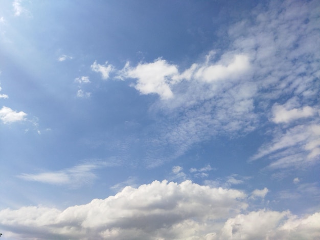 cielo azul con nubes