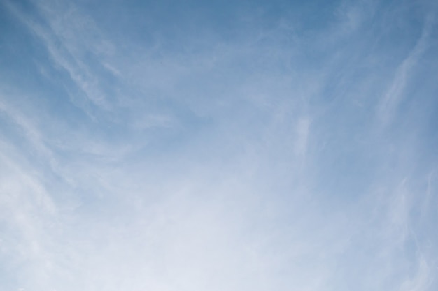 Cielo azul con nubes