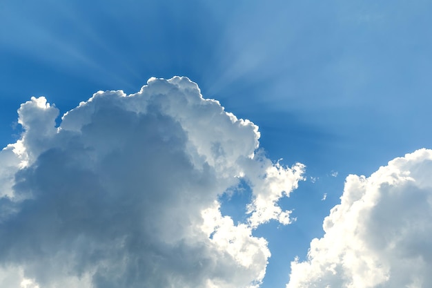 cielo azul y las nubes