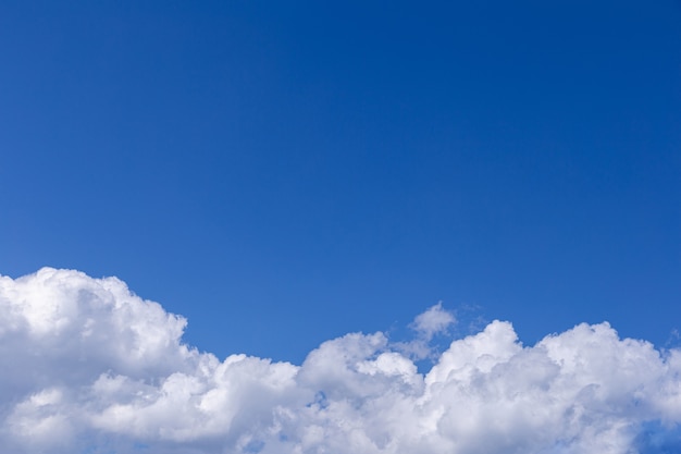 Cielo azul con nubes