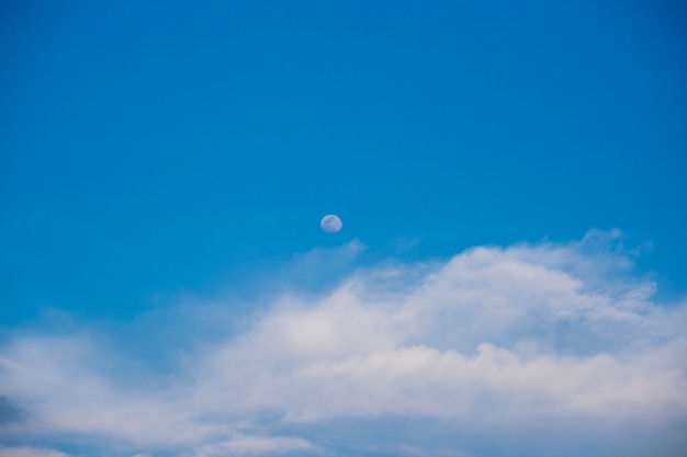 Cielo azul con nubes