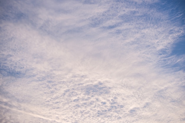 Cielo azul con nubes