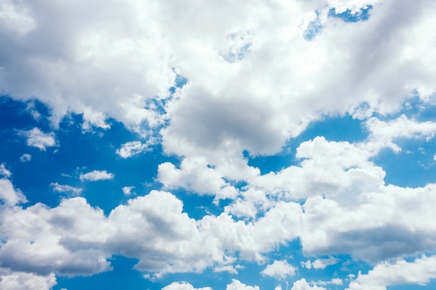 Cielo azul con nubes