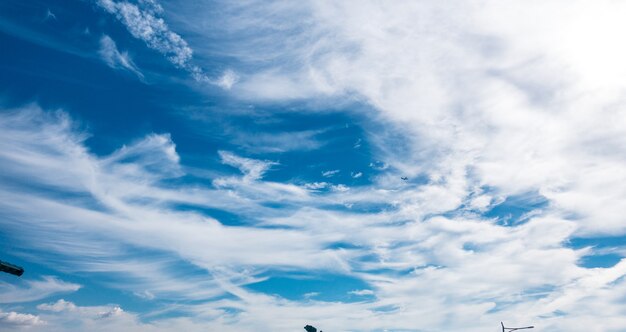 Cielo azul con nubes