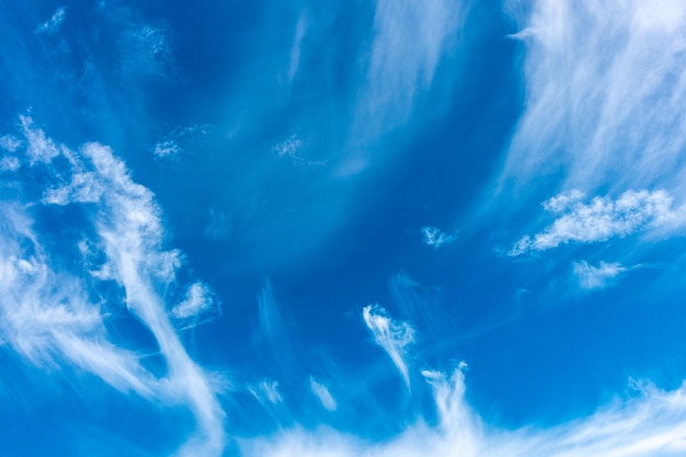 Cielo azul con nubes