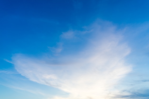 Cielo azul con nubes