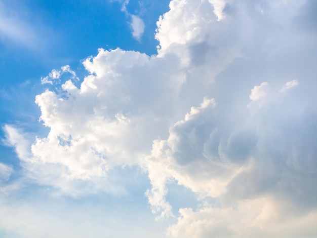 cielo azul y las nubes