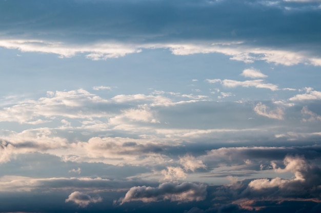 Un cielo azul con nubes