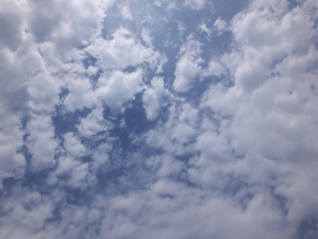 Cielo azul y nubes