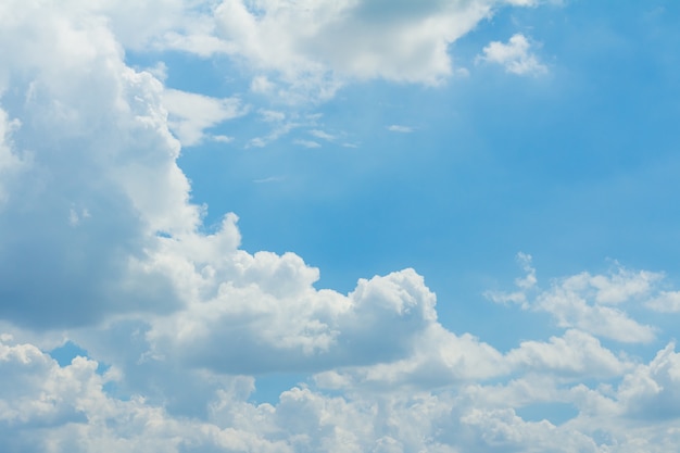 Cielo azul y nubes