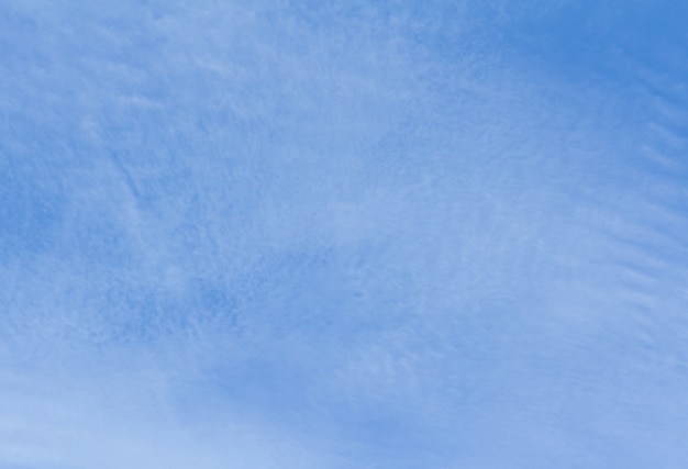 Cielo azul y nubes