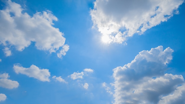 Cielo azul y nubes