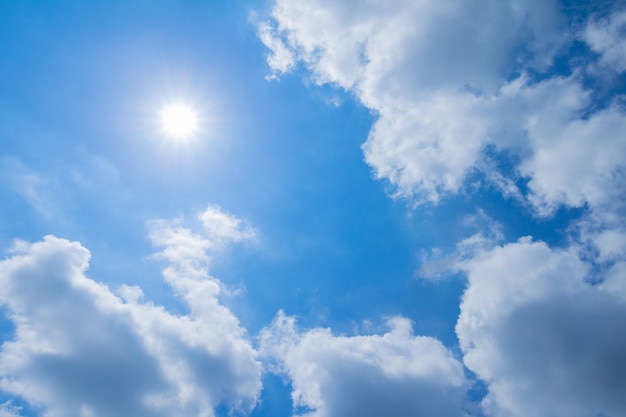 Cielo azul y nubes