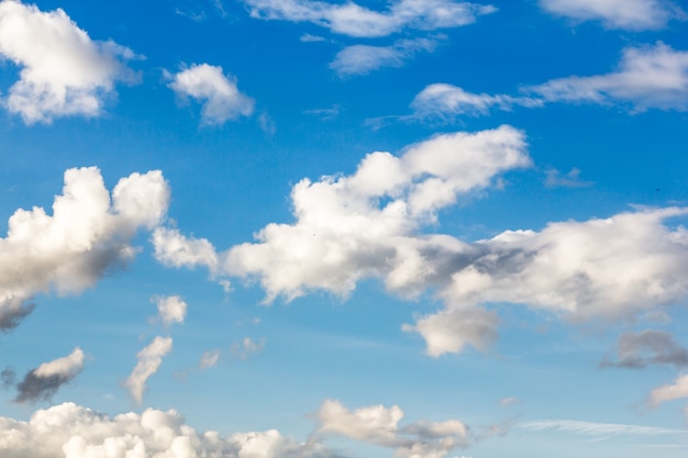 Cielo azul con nubes