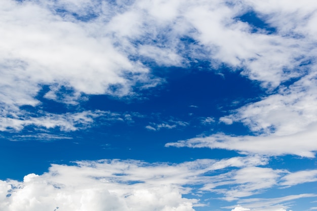 Cielo azul con nubes