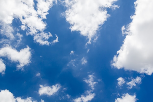 Cielo azul con nubes