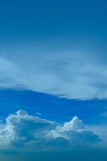 Foto cielo azul con nubes