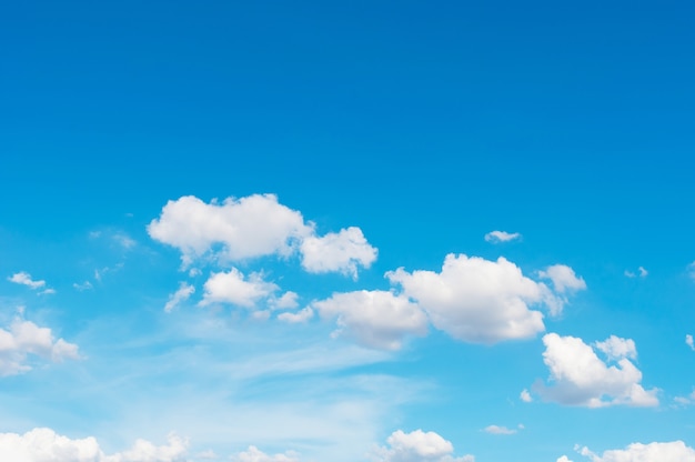 Cielo azul con nubes