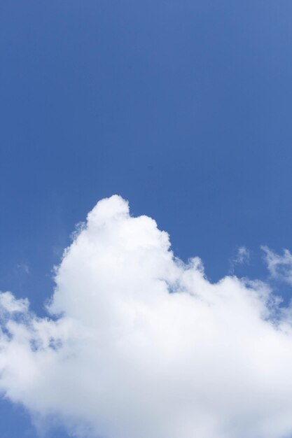 Cielo azul con nubes