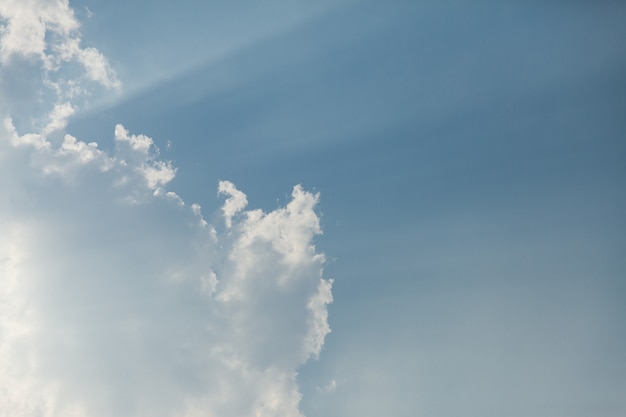 Cielo azul con nubes.