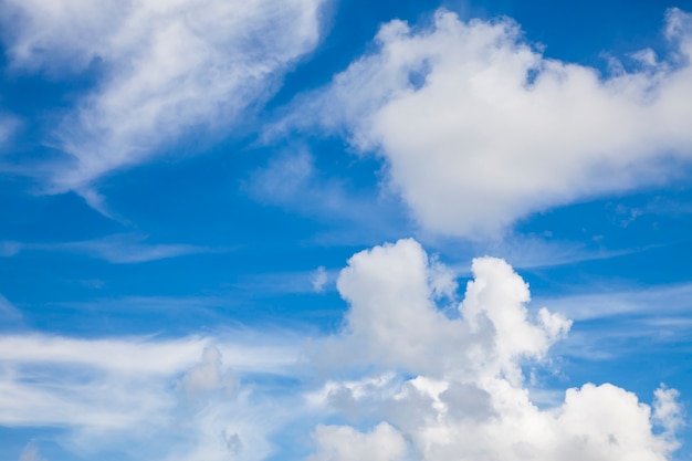 Cielo azul con nubes