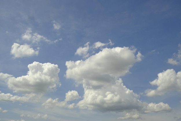 Un cielo azul con nubes