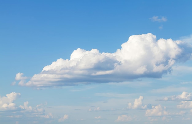 Cielo azul con nubes