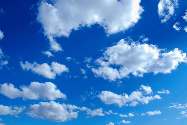 Cielo azul con nubes