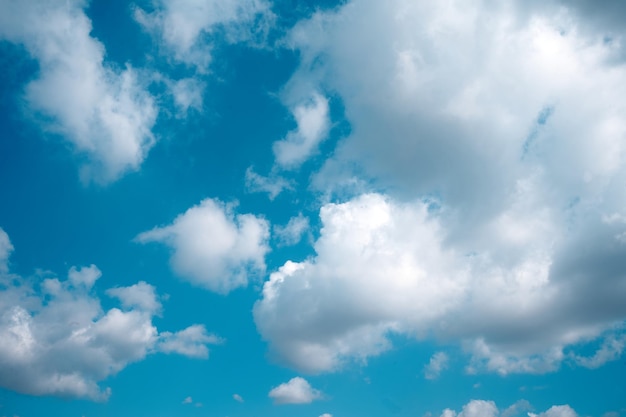 Un cielo azul con nubes