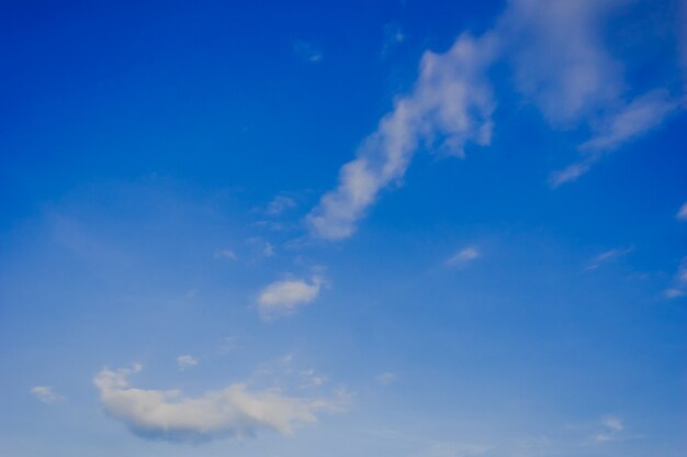 Cielo azul con nubes