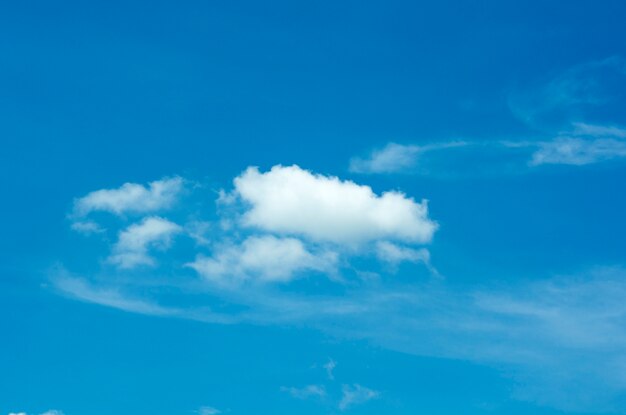 Cielo azul con nubes